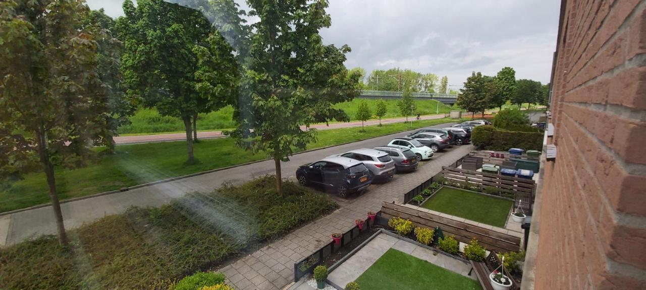 Spacious With Free Parking Homestay Almere